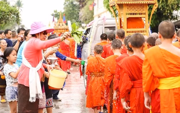 People celebrate the traditional festival Bunpimay of Laos. (Photo: tapchilaoviet.org)