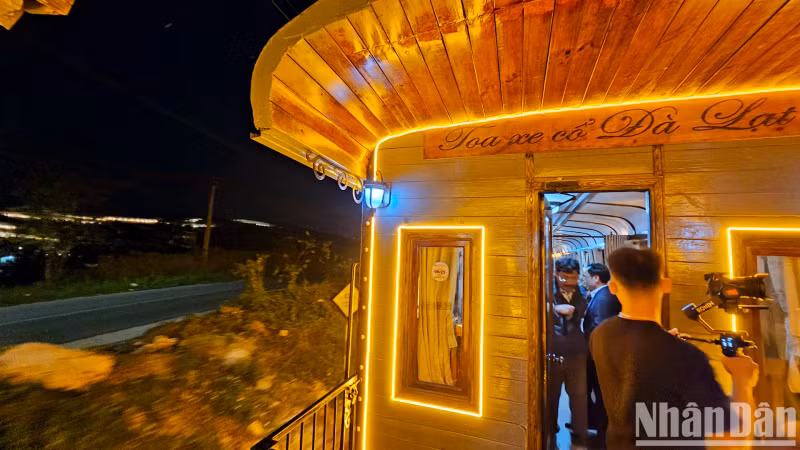 Dao Anh Tuan, Chairman of the Board of Directors of the Saigon Railway Transport JSC, said that in 2023, the Vietnam Railway Corporation (VNR) embellished and upgraded Da Lat Station - a national historical relic site, train carriages, and the Da Lat - Trai Mat railway line.