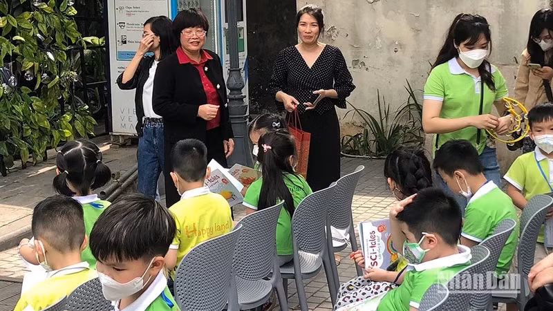 Children excitedly participate in the book introduction activity of Vietnamese Women's Publishing House within the framework of 2022 Vietnam Book and Reading Culture Day.
