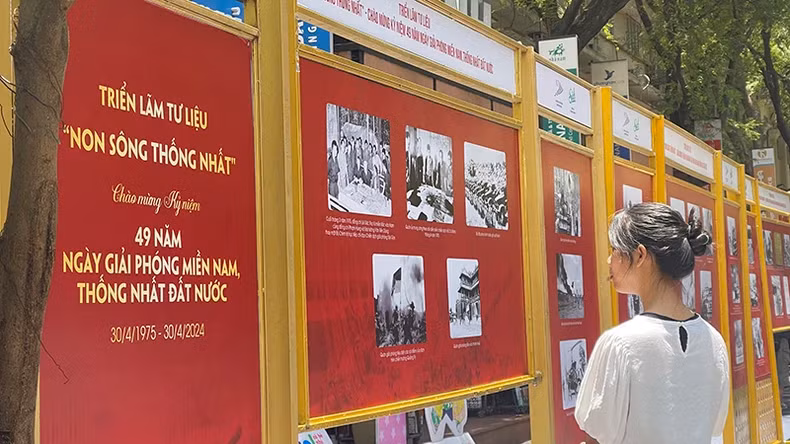 Young people visit the exhibition at Ho Chi Minh City's Book Street on the morning of April 27