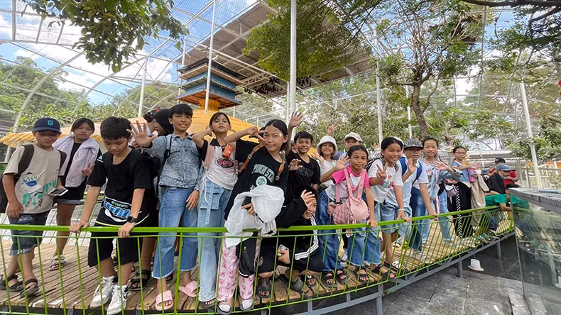Many children came to Suoi Tien on the morning of April 27.