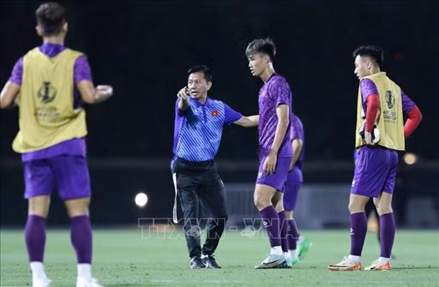 Coach Hoang Anh Tuan leads a training session of Vietnam's U23 team at AL Erssal Stadium in Qatar. (Photo: VFF/VNA)