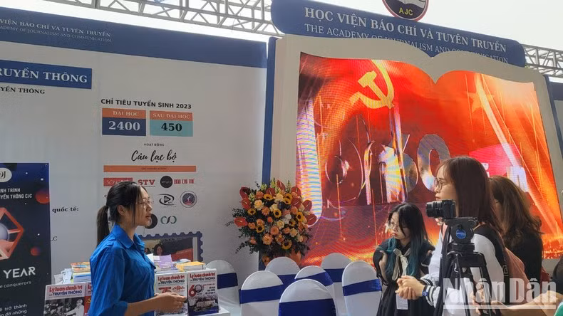 The Academy of Journalism and Communication (AJC) has also organised direct classes for students at the National Press Festival. The student groups are recording memorable moments and events at the National Press Festival, editing news, and constantly posting updates on the STV fanpage.