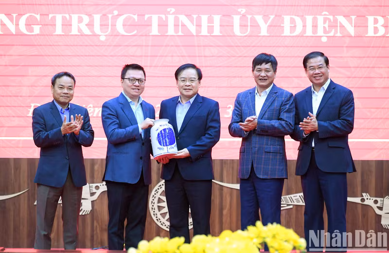 The delegation of Nhan Dan Newspaper presented souvenirs to Dien Bien province.