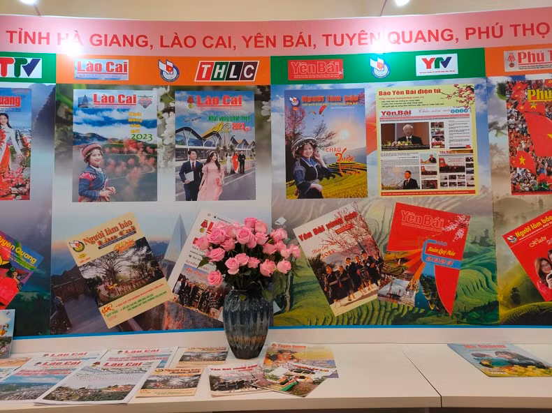 The 2023 National Press Festival attracted 87 booths to display spring editions and typical press publications in 2022 and the first quarter of 2023, with the participation of 63 Provincial and Municipal Journalists Associations, 60 central and local press agencies. One of the most impressive booths of this year's National Press Festival is the booth of the Press Associations of provinces and cities across the country, bringing the most unique publications of the press agencies of the provinces and cities.