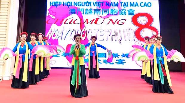 A performance by the Vietnamese People’s Association in Macau at the celebration of the International Women’s Day on March 12. (Photo: VNA)