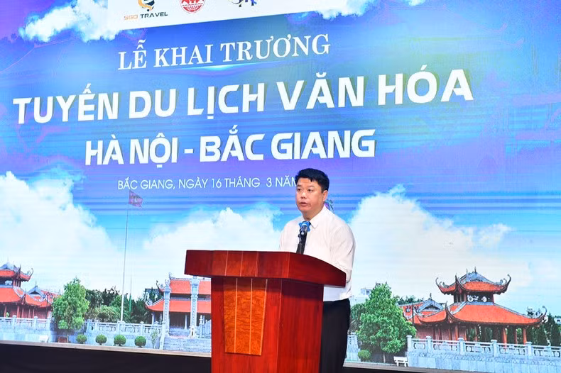 Do Tuan Khoa, Deputy Director of Bac Giang ProvincialDepartment of Culture, Sports and Tourism speaking at the opening ceremony of the Hanoi - Bac Giang cultural tourism route. (Photo: DANG KHOA)