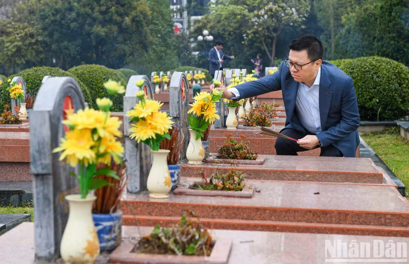 Editor-in-chief of the People's Newspaper Le Quoc Minh offers incense to pay tribute to martyrs at A1 National Martyrs' Cemetery.