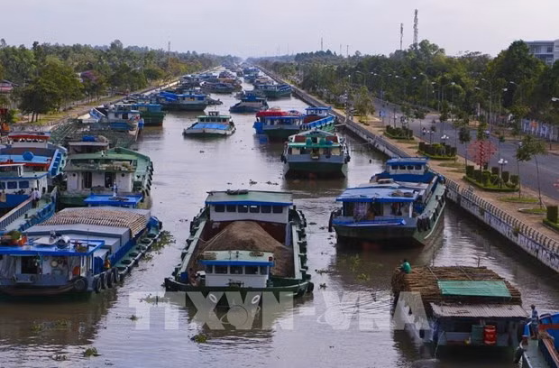 Waterway transport means on Xa No canal's section crossing Vi Thanh city, Hau Giang province. (Photo: VNA)