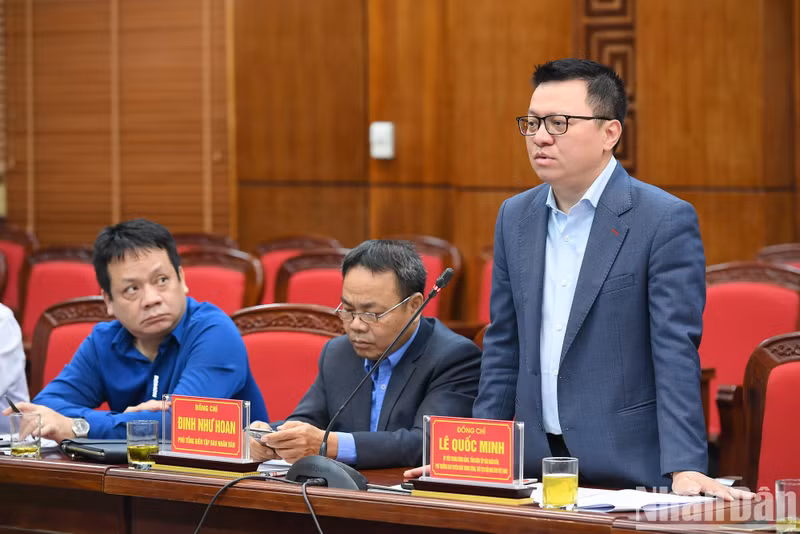 Deputy Head of the PCC’s Commission for Communications and Education and Chairman of the Vietnam Journalists’ Association speaks at the meeting.