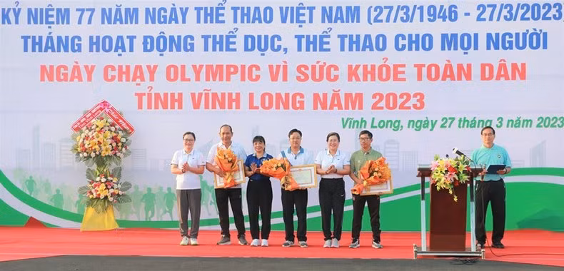 Certificates of Merit by the Ministry of Culture, Sports and Tourism, were presented to units of Vinh Long province, that organised the District and Commune Sports Festivals in 2022.