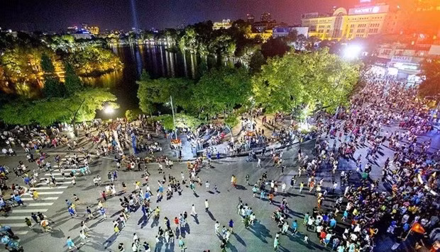 Pedestrian space around Hoan Kiem lake (Photo: VNA)