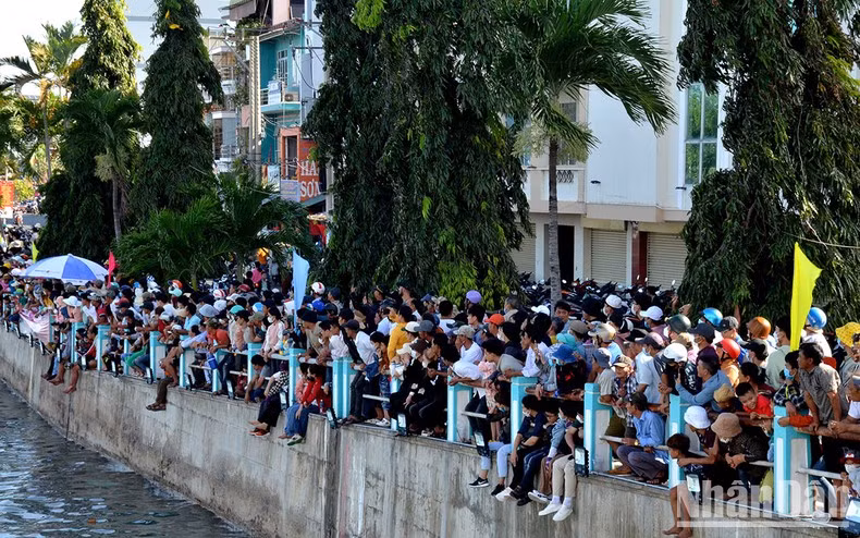 Boat racing festival always attracts large numbers of visitors along the banks of Ca Ty River.