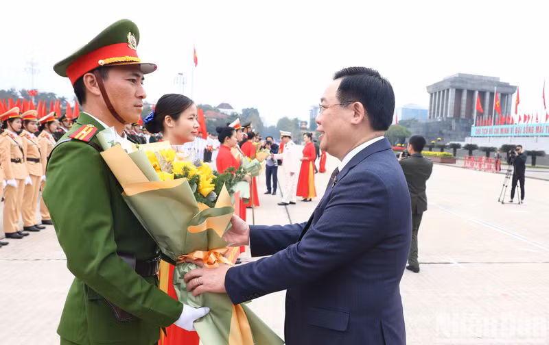 National Assembly Chairman Vuong Dinh Hue offering congratulations to representatives participating in the sports festival.