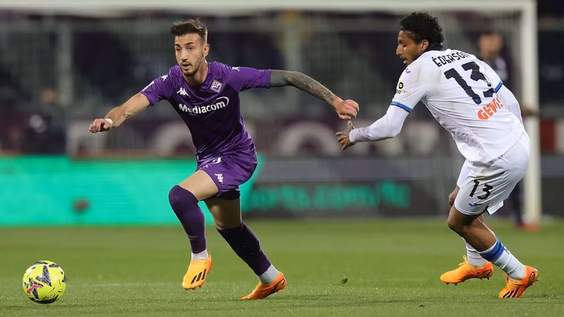 Gaetano Castrovilli of ACF Fiorentina dribbles past an Atalanta defender in their Serie A match on April 17, 2023. (Photo: Getty Images)
