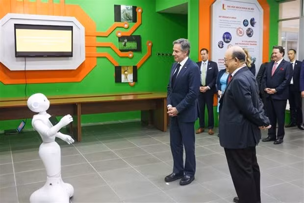 United States Secretary of State Antony Blinken on April 15 visits robots and AI-powered products at the Hanoi University of Science and Technology. (Photo: VNA)