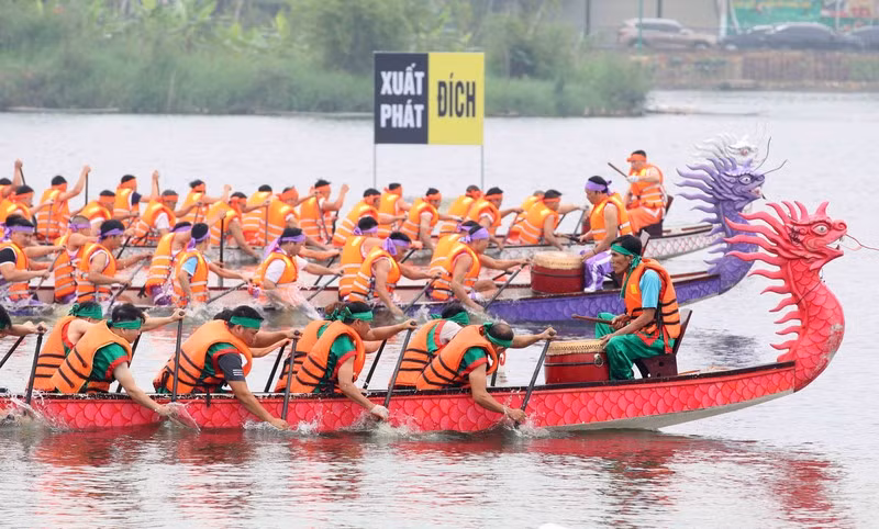 Exciting traditional boat race at Van Lang Park Lake