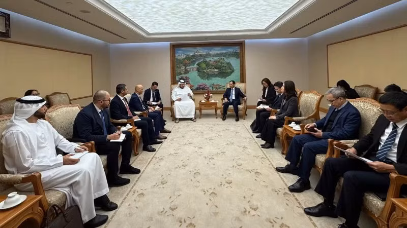 Deputy Prime Minister receives UAE Minister of Investment