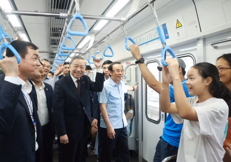 Party General Secretary To Lam rides the Ben Thanh-Suoi Tien metro line (metro line No.1) on February 22. (Photo: VNA)