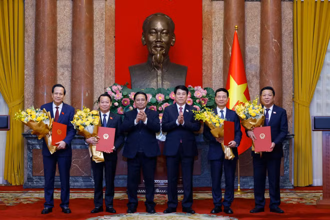From left: State President Luong Cuong and Prime Minister Pham Minh Chinh congratulate Minister of Construction Tran Hong Minh (6th); Minister of Science and Technology Nguyen Manh Hung (5th); Minister of Agriculture and Rural Development Do Duc Duy (2nd); and Minister of Ethnic and Religious Affairs Dao Ngoc Dung. From left: State President Luong Cuong and Prime Minister Pham Minh Chinh congratulate Minister of Construction Tran Hong Minh (6th); Minister of Science and Technology Nguyen Manh Hung (5th); Minister of Agriculture and Rural Development Do Duc Duy (2nd); and Minister of Ethnic and Religious Affairs Dao Ngoc Dung.