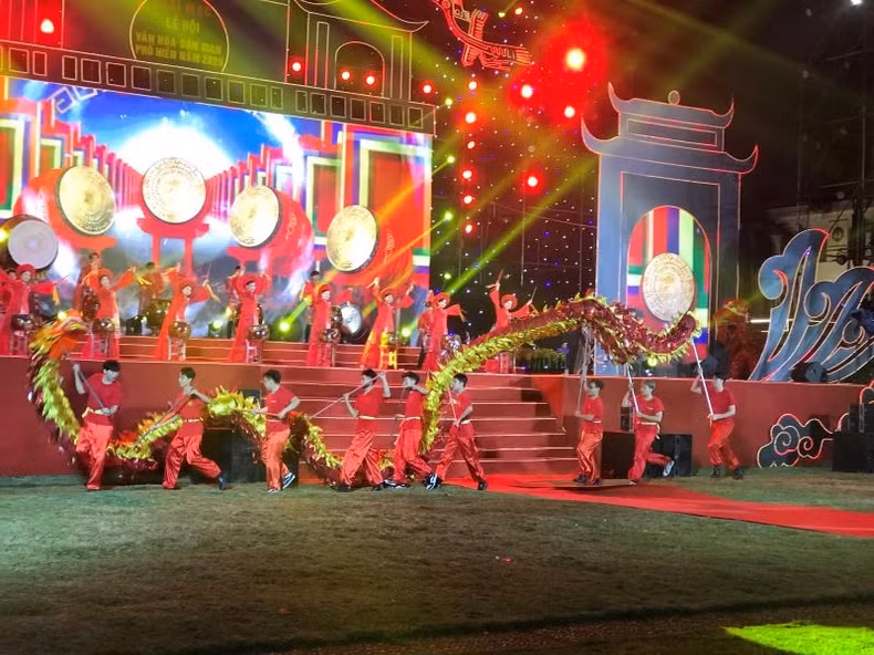 Dragon dance at the opening ceremony of Pho Hien Folk Festival, Hung Yen City, Hung Yen Province.