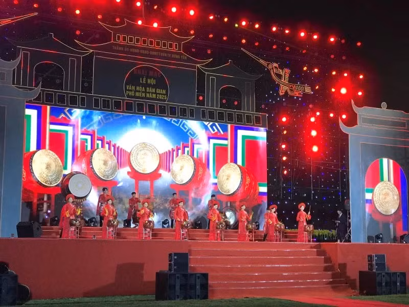Pho Hien Folk Culture Festival opens in Hung Yen City.