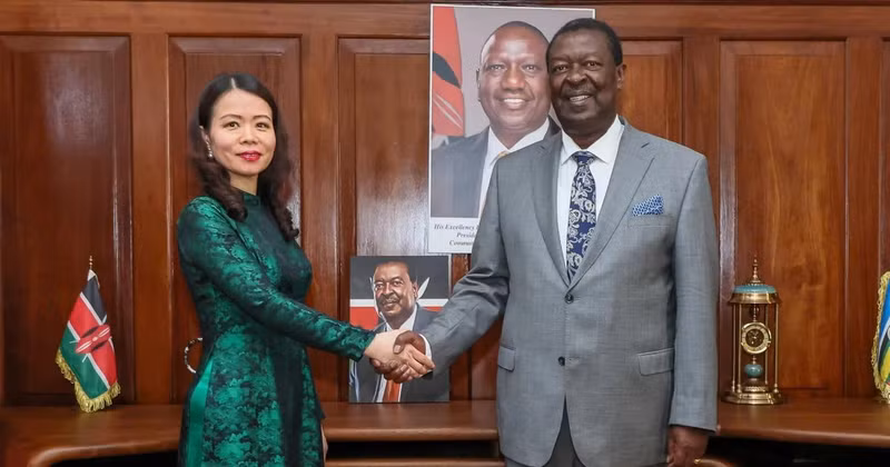 Vietnamese Deputy Minister of Foreign Affairs Nguyen Minh Hang (L) and Kenyan Prime Cabinet Secretary and CS for Foreign and Diaspora Affairs Musalia Mudavadi (Photo: VNA)