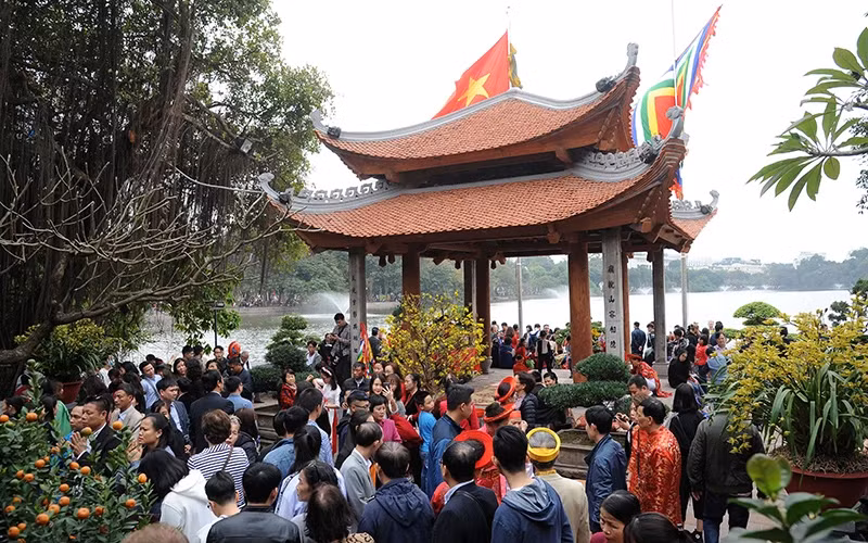 People visit Ngoc Son Temple (Hanoi). (Photo: TRAN HAI)