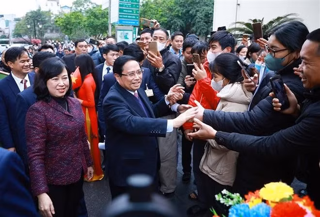 Prime Minister Pham Minh Chinh visits patients and their families at Military Hospital 103 (Photo: VNA)
