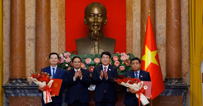 From left: State President Luong Cuong (3nd) and Prime Minister Pham Minh Chinh (2nd) congratulate the new Deputy PMs Mai Van Chinh (1st) and Nguyen Chi Dung. (Photo: VNA)