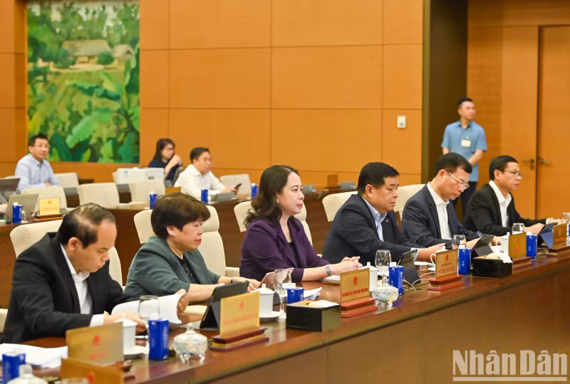 Vice President Vo Thi Anh Xuan, Deputy Prime Minister Nguyen Chi Dung, and other delegates attend the session. Vice President Vo Thi Anh Xuan, Deputy Prime Minister Nguyen Chi Dung, and other delegates attend the session.