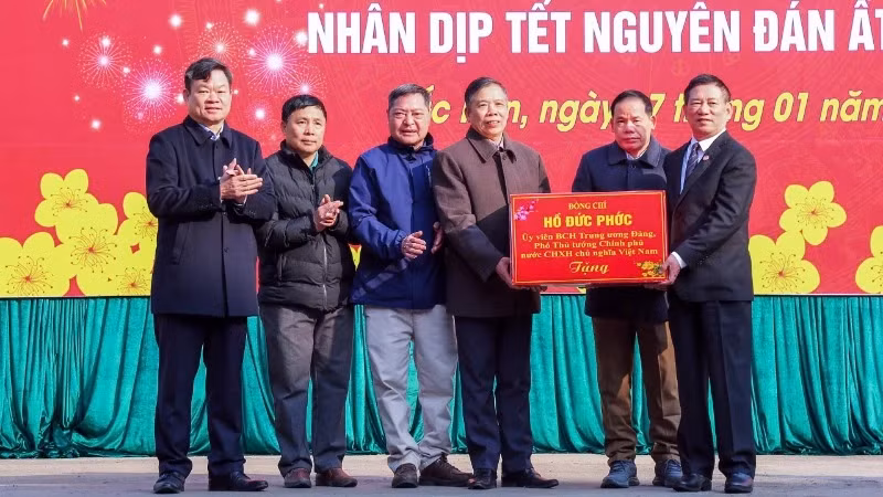 Deputy Prime Minister Ho Duc Phoc presents gifts to locals in Na Phac Town, Ngan Son District. (Photo: TUAN SON)