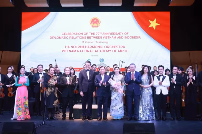 Party General Secretary To Lam (front, fifth from right), Speaker of the House of Regional Representatives of Indonesia Sultan Bachtiar Najamudin (front, seventh from right) and artists at the concert. (Photo: VNA)