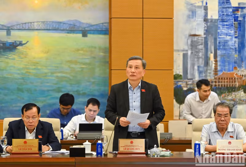 Chairman of the NA’s Committee on Science, Technology and Environment Le Quang Huy delivers a summary of the appraisal report on the draft amended Law on Atomic Energy. Chairman of the NA’s Committee on Science, Technology and Environment Le Quang Huy delivers a summary of the appraisal report on the draft amended Law on Atomic Energy.