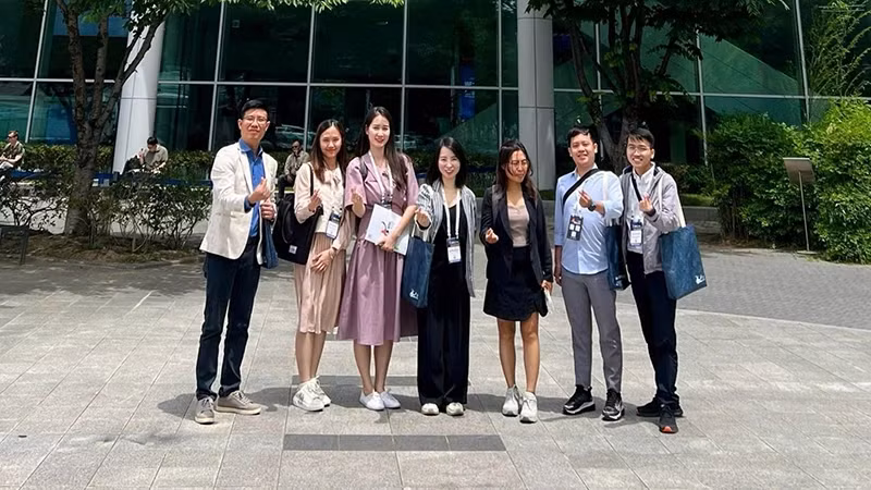 Dr Le Thi Phuong (centre) and her research team attend the World Biomaterials Conference - WBC 2024 in the Republic of Korea.