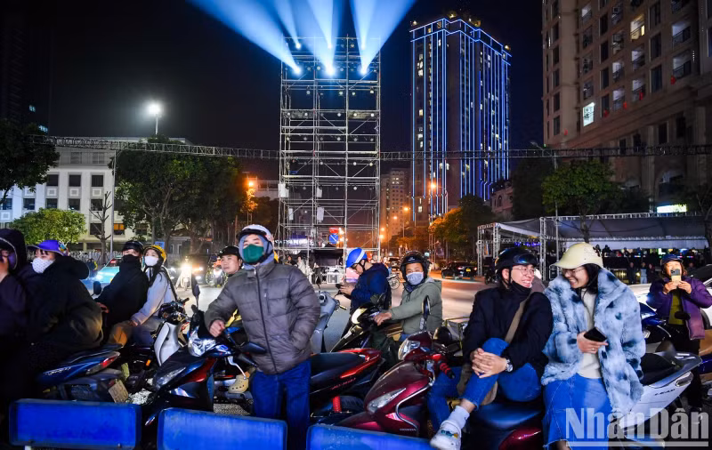 Dao Van Long from Phu Thuong, Tay Ho, Hanoi, shared that he was very impressed with the stage design and eagerly awaited the official performance.