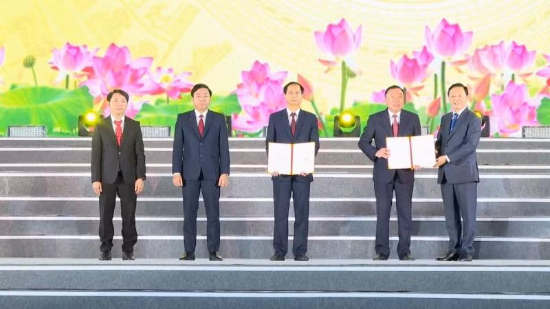 Deputy PM Tran Hong Ha hands over the Prime Minister’s Decision recognising Hoa Lu as a Class-1 urban area to city leaders