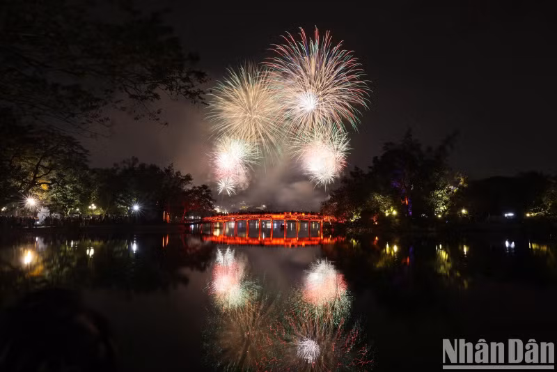 A magnificent scene by Hoan Kiem Lake.