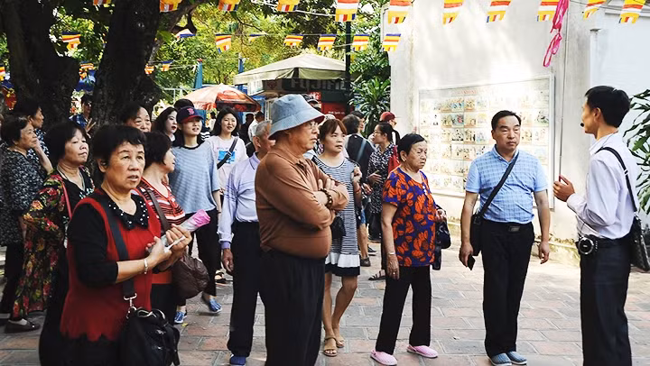 The number of international visitors to Vietnam reaches nearly 2.1 million in January 2025. (Photo: BAC SON)