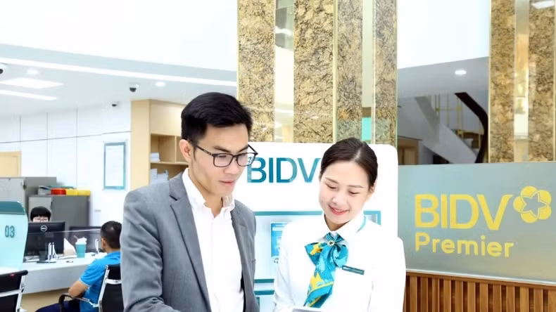 A staff member at BIDV’s Vinh Phuc branch advises a customer on a home loan package.