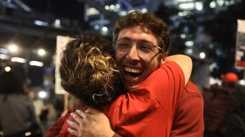 The joy of relatives of Israeli hostages held in the Gaza Strip, following the announcement of the ceasefire agreement between Israel and Hamas, January 15, 2025. (Photo: Xinhua/VNA)