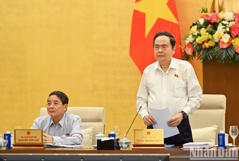 NA Chairman Tran Thanh Man offers introductory remarks, setting the direction for the session's discussions. NA Chairman Tran Thanh Man offers introductory remarks, setting the direction for the session's discussions.