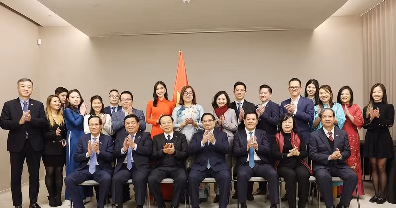 Prime Minister Pham Minh Chinh (centre, front row) and members of the Vietnam Innovation Network in Europe. (Photo: VNA)