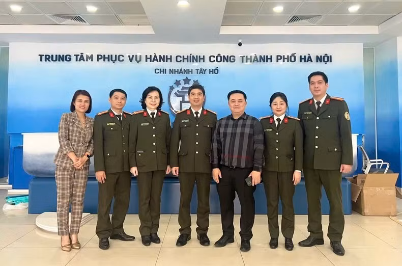 Inauguration of the passport issuance point at the Tay Ho Public Administration Service Centre Branch on March 5. (Photo: The Immigration Management Office, Hanoi Police)
