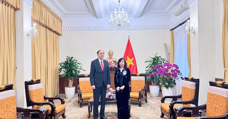 Deputy Minister of Foreign Affairs Le Thi Thu Hang (R) receives Armenian Ambassador to Vietnam Suren Baghdasaryan (Photo: VNA)