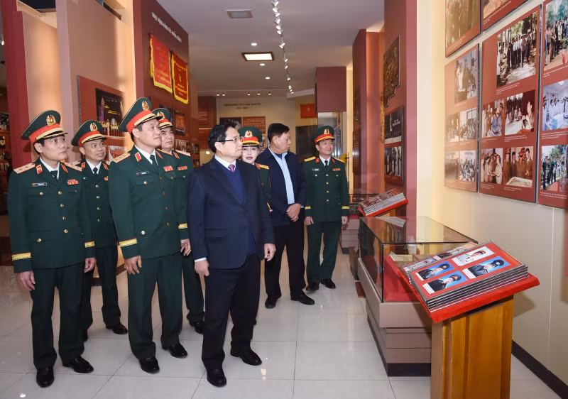 Prime Minister Pham Minh Chinh visits the traditional room of the Military Medical Academy.