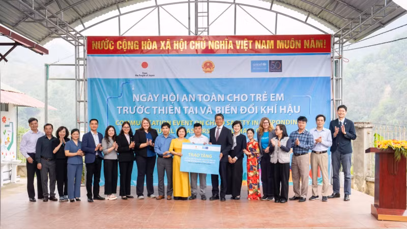 Japanese Ambassador Ito Naoki, his wife and UNICEF Representative Silvia Danailov, visit Kim Cuc Primary School, Bao Loc District, Cao Bang Province. (Photo: IOM) Japanese Ambassador Ito Naoki, his wife and UNICEF Representative Silvia Danailov, visit Kim Cuc Primary School, Bao Loc District, Cao Bang Province. (Photo: IOM)