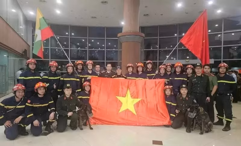 The Vietnamese rescue team arrives in Yangon airport in Myanmar on March 30 afternoon (Photo: VNA)