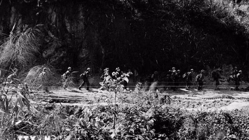 The Tri Thien Liberation Army enters the battlefield, marking the beginning of the campaign. (Photo: Do Trang/VNA)