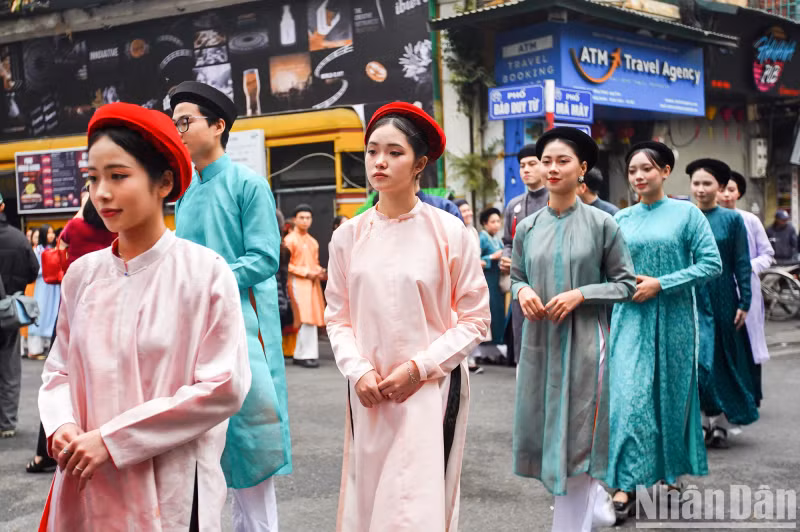 Wearing traditional Vietnamese attire and participating in the parade, provides young people with unique and memorable experiences. Wearing traditional Vietnamese attire and participating in the parade, provides young people with unique and memorable experiences.